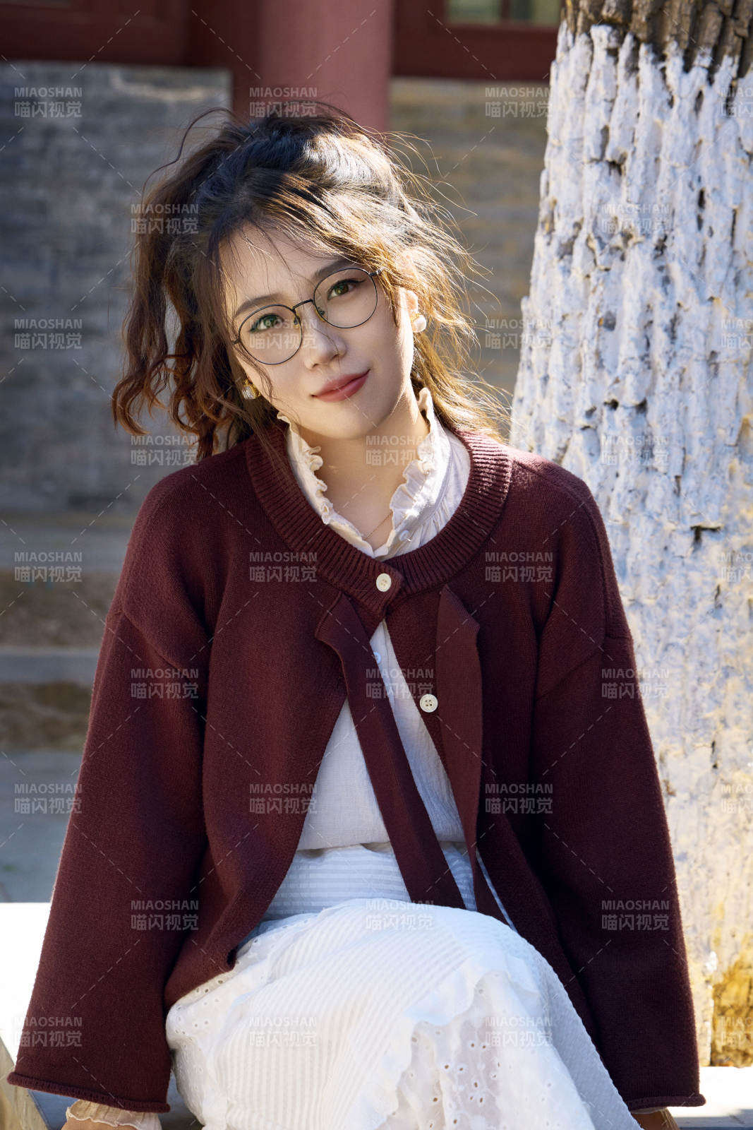 在老舊城區拍照游玩的東方美女