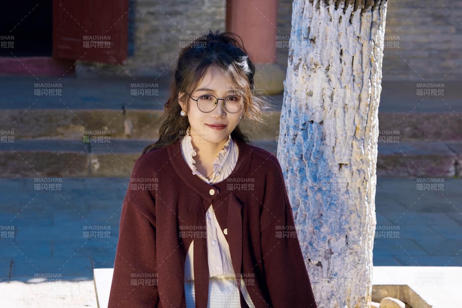 在老舊城區拍照游玩的東方美女