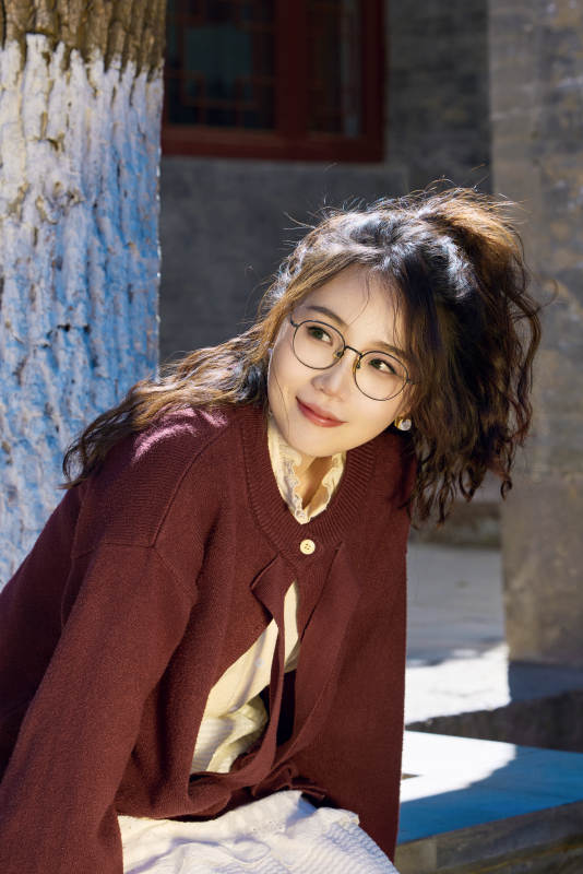 在老舊城區拍照游玩的東方美女