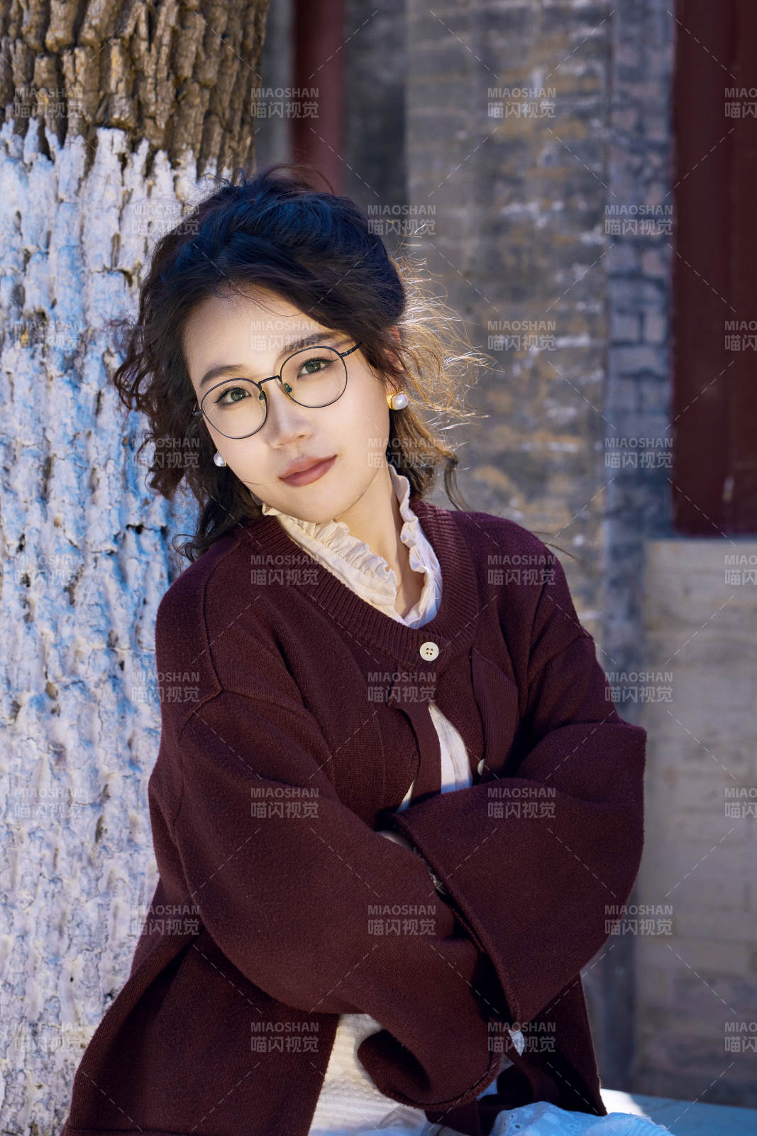 在老舊城區拍照游玩的東方美女