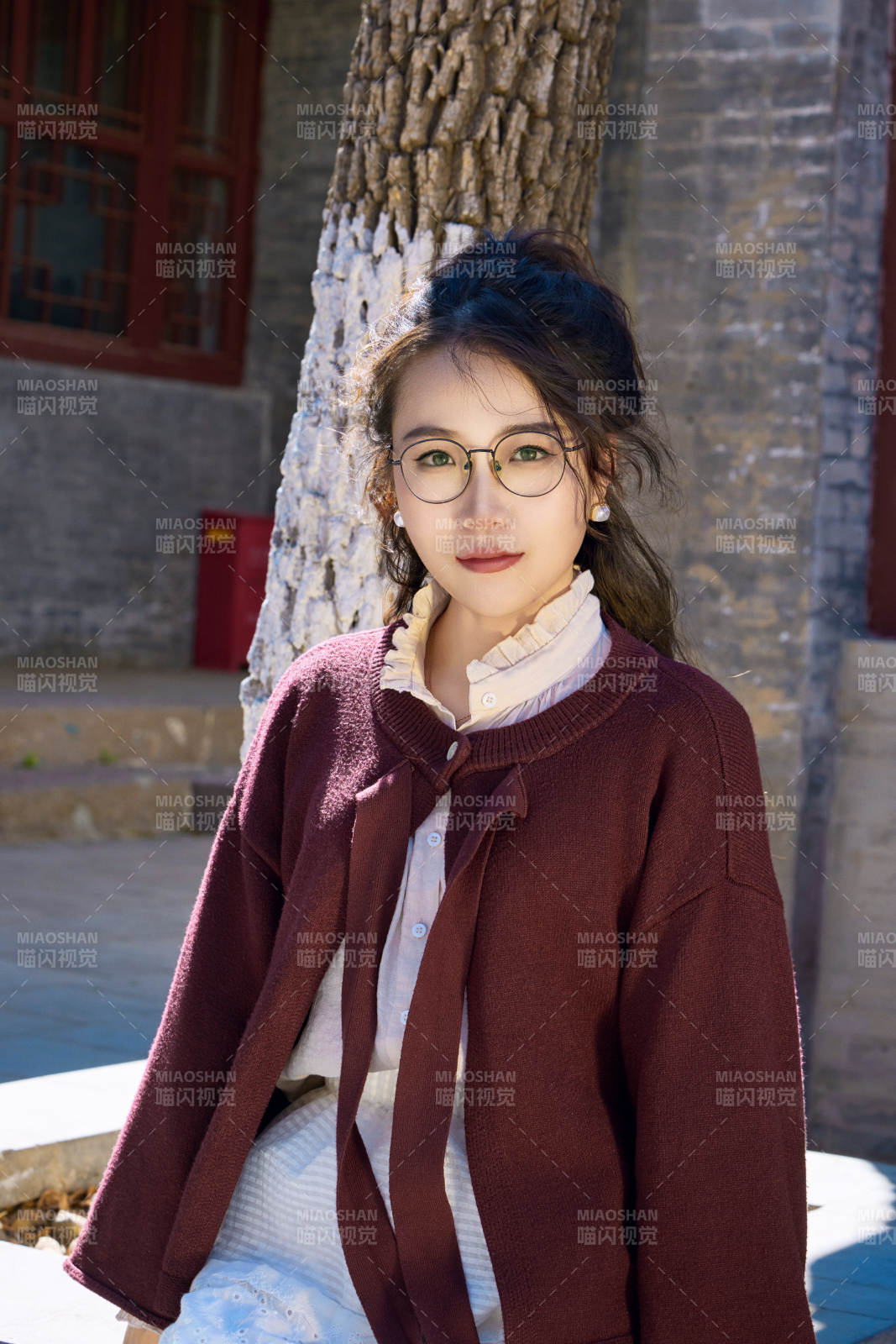 在老舊城區拍照游玩的東方美女