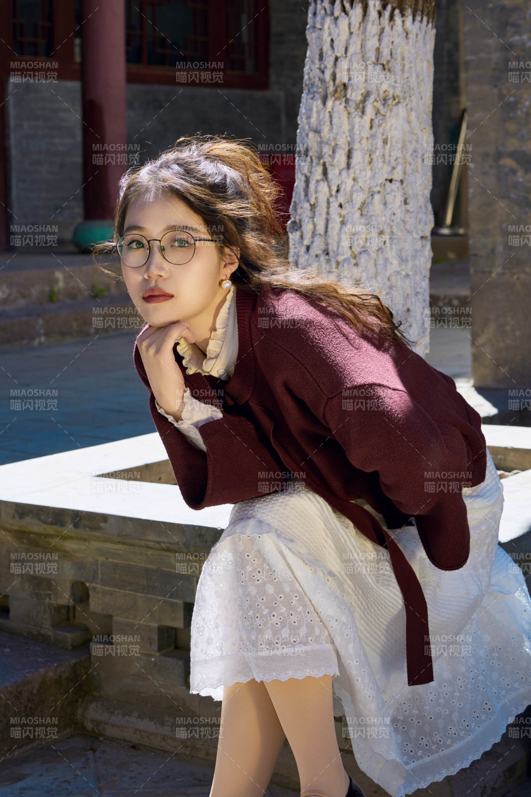 在老舊城區拍照游玩的東方美女