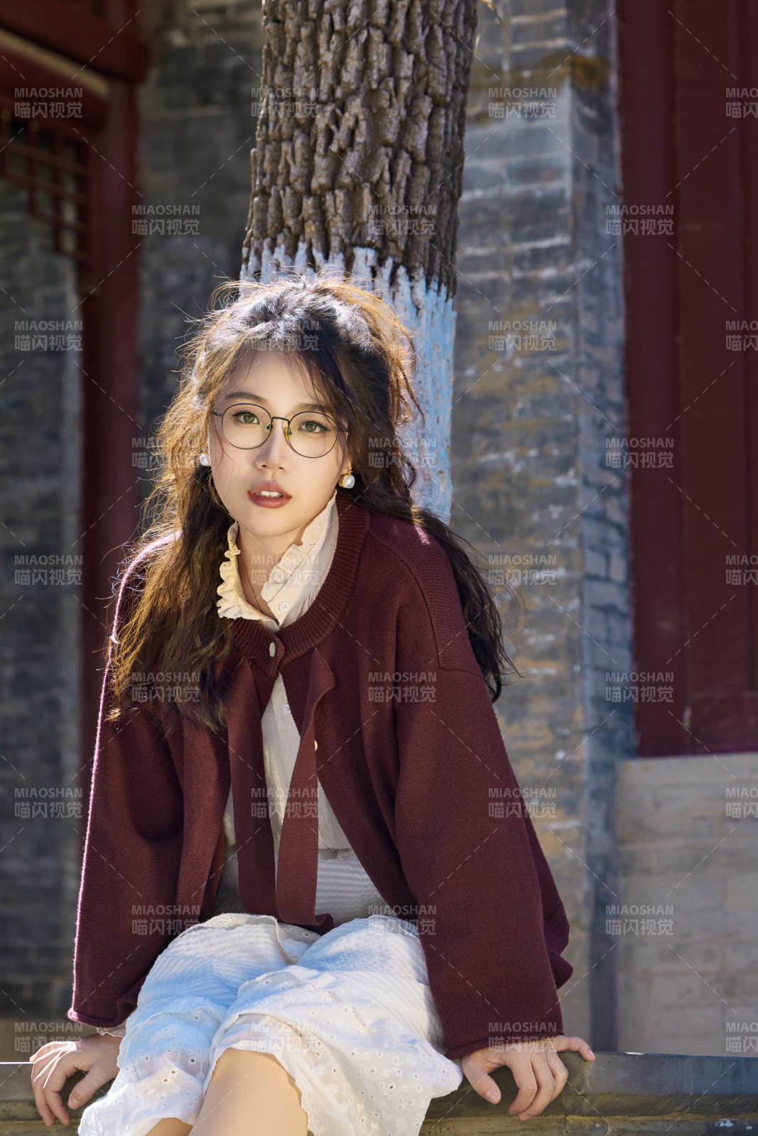 在老舊城區拍照游玩的東方美女