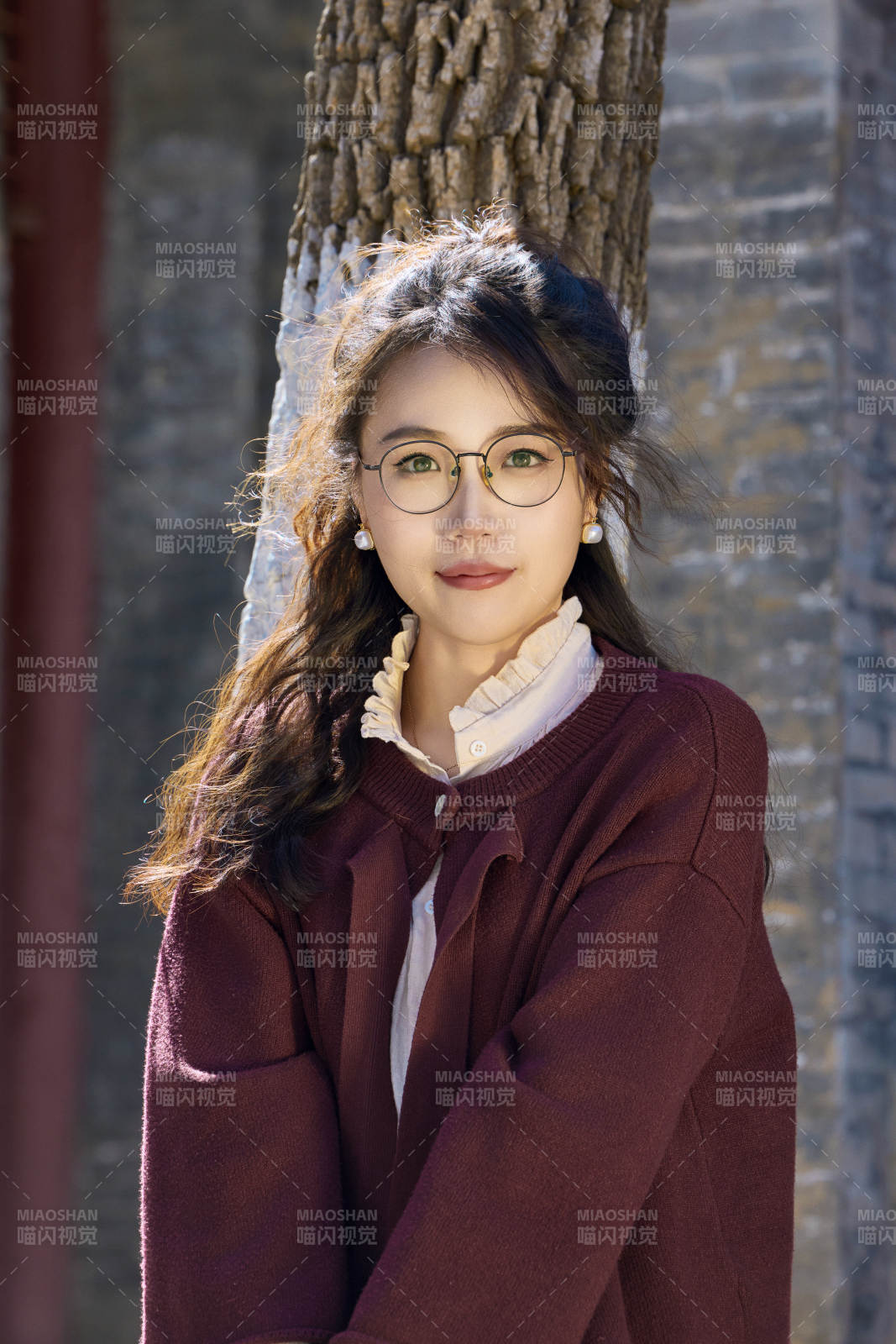 在老舊城區拍照游玩的東方美女