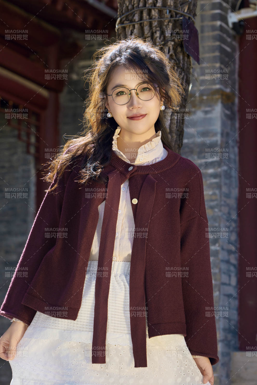 在老舊城區拍照游玩的東方美女