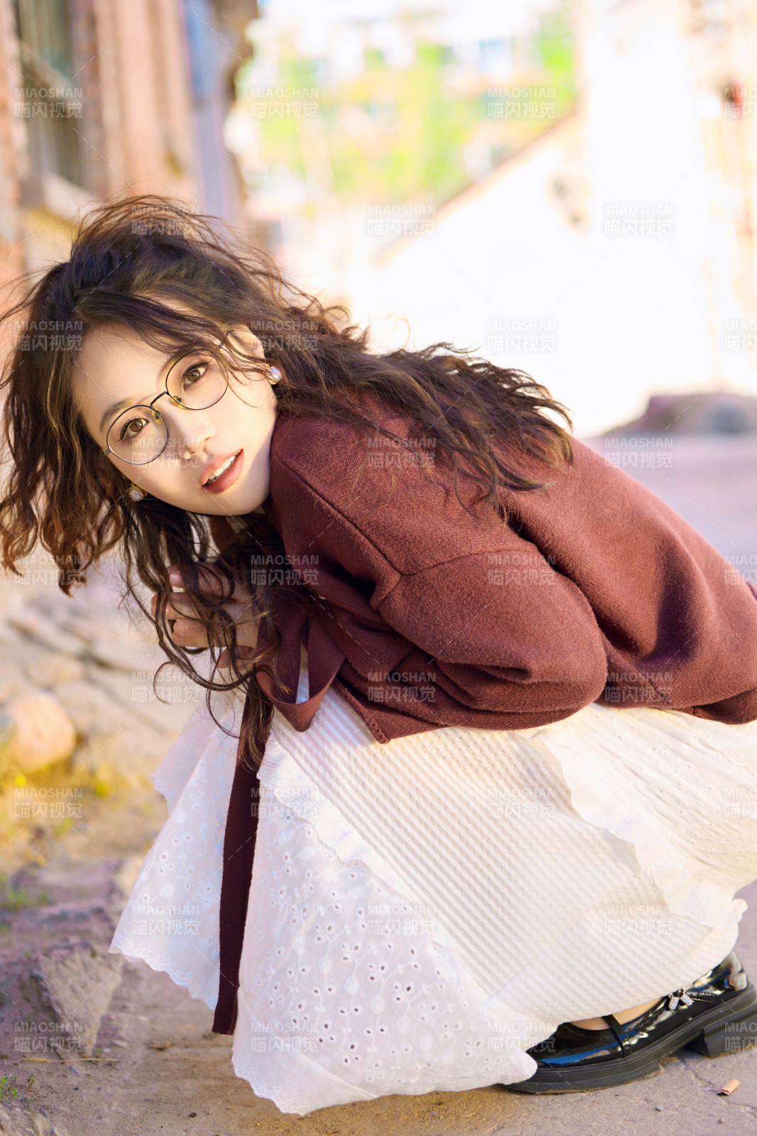 在老舊城區拍照游玩的東方美女