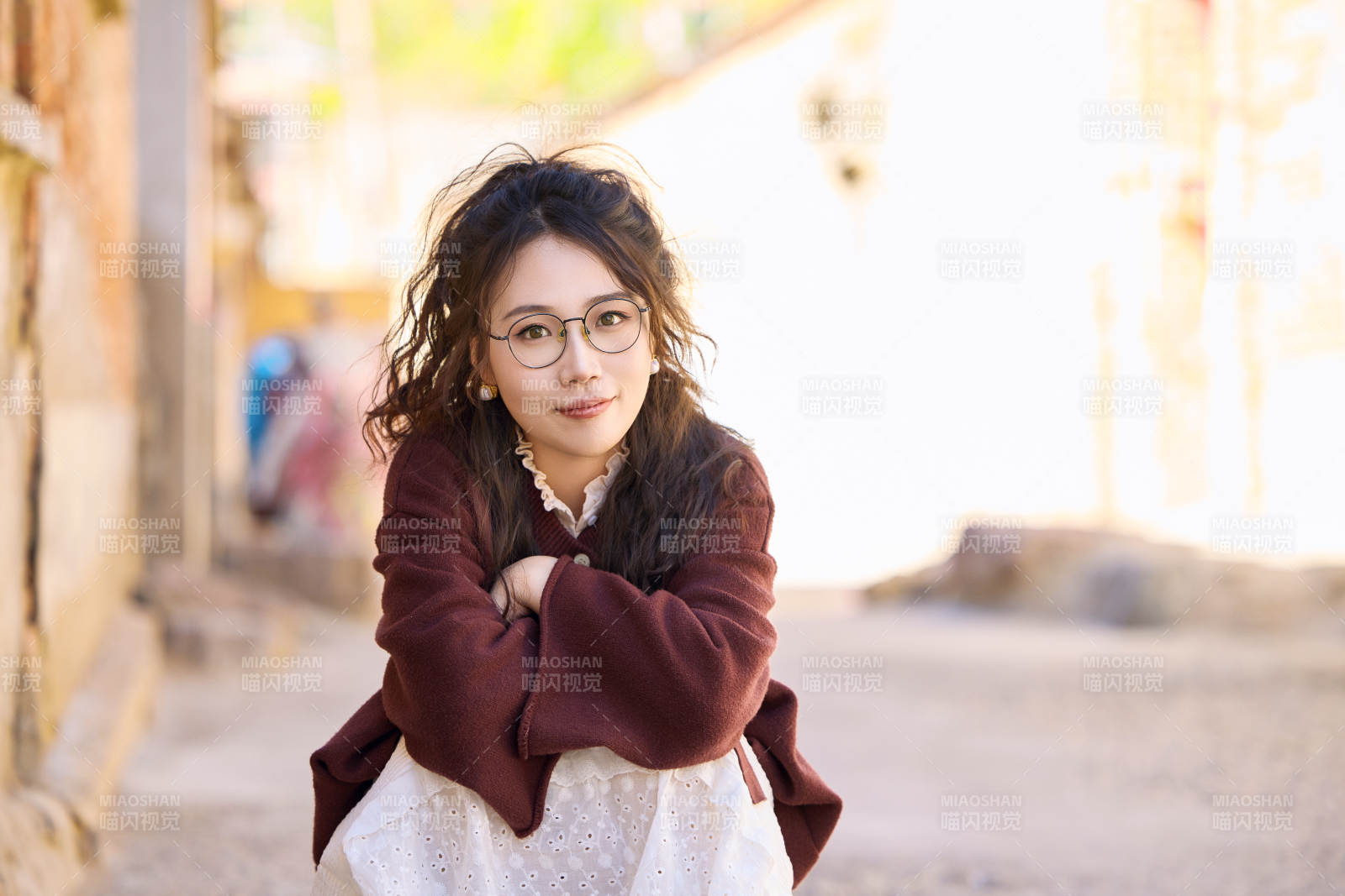 在老舊城區拍照游玩的東方美女