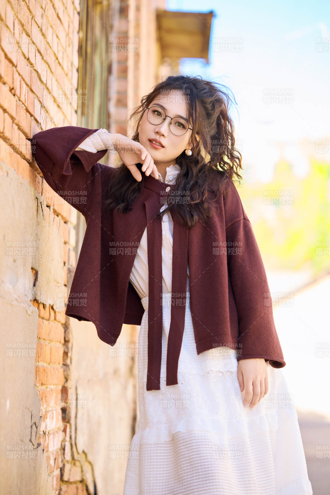 在老舊城區拍照游玩的東方美女