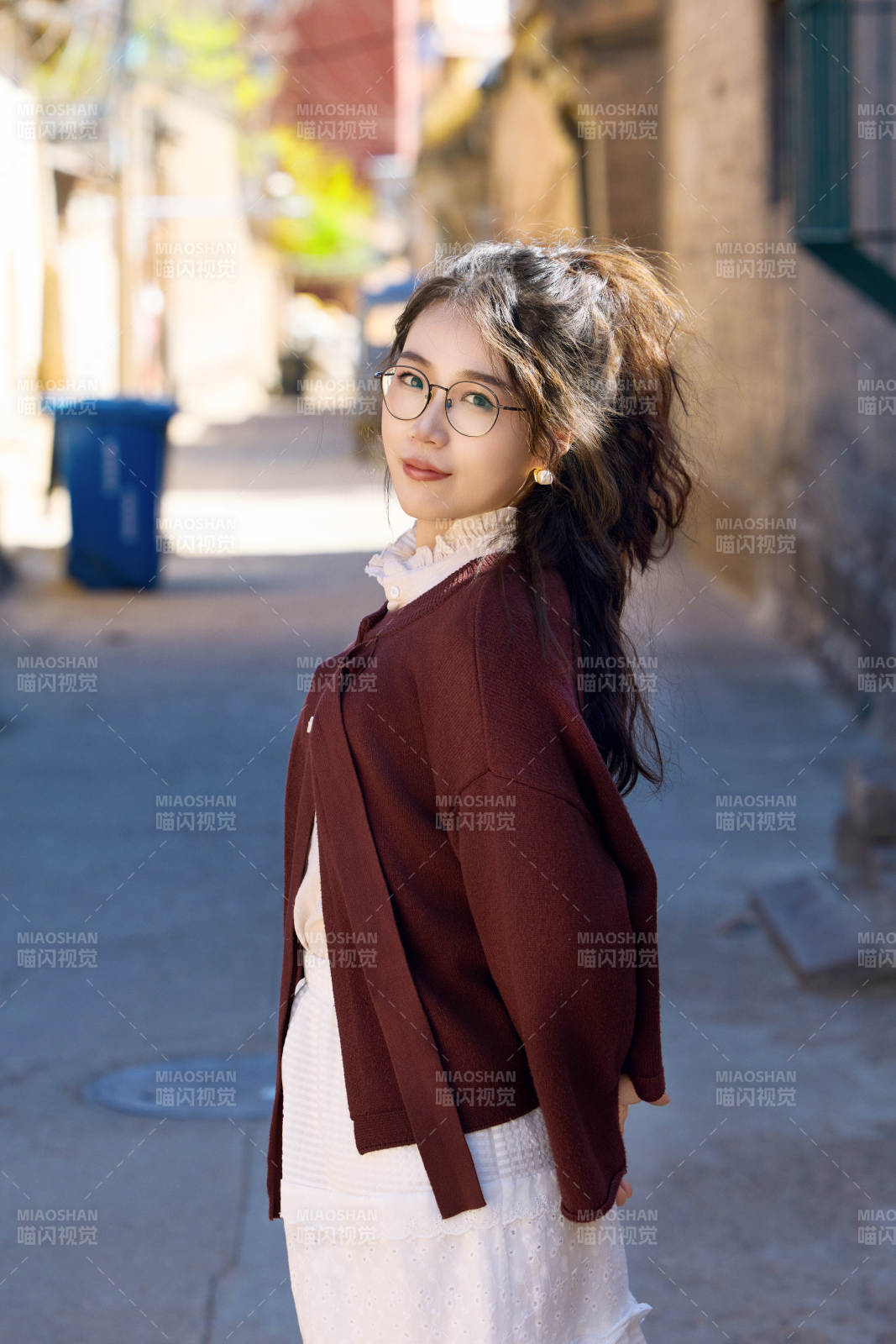 在老舊城區拍照游玩的東方美女