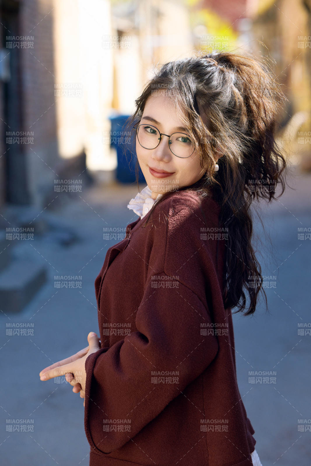 在老舊城區(qū)拍照游玩的東方美女