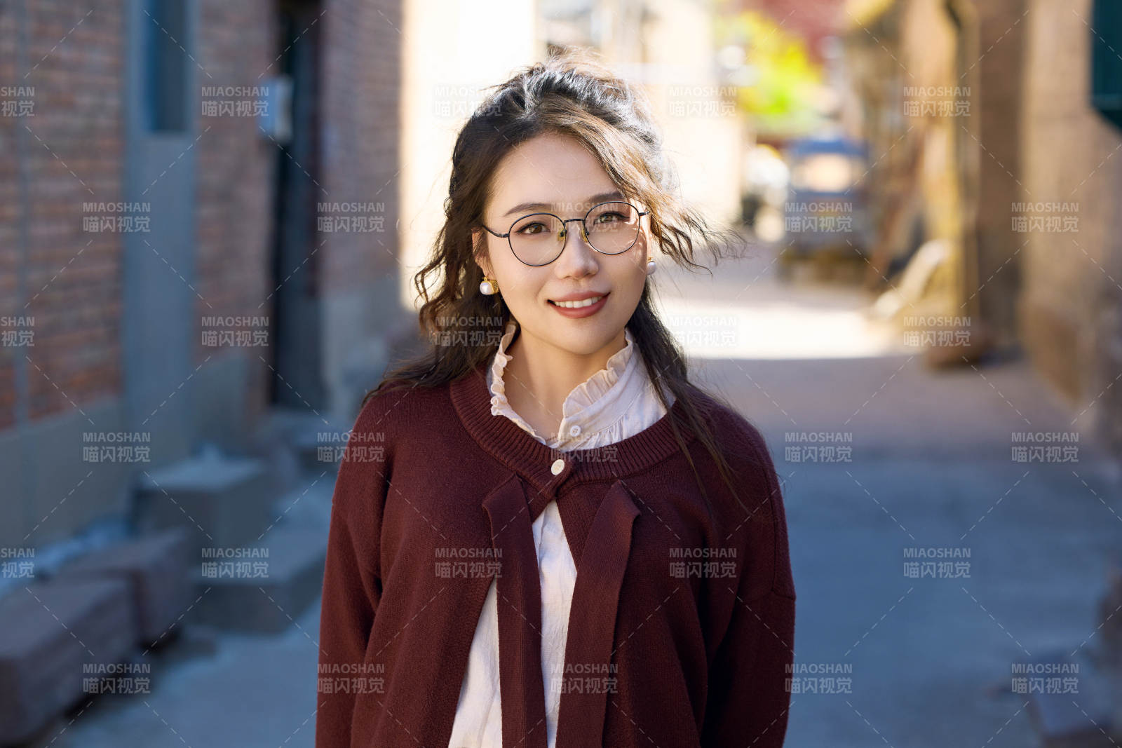 在老舊城區拍照游玩的東方美女