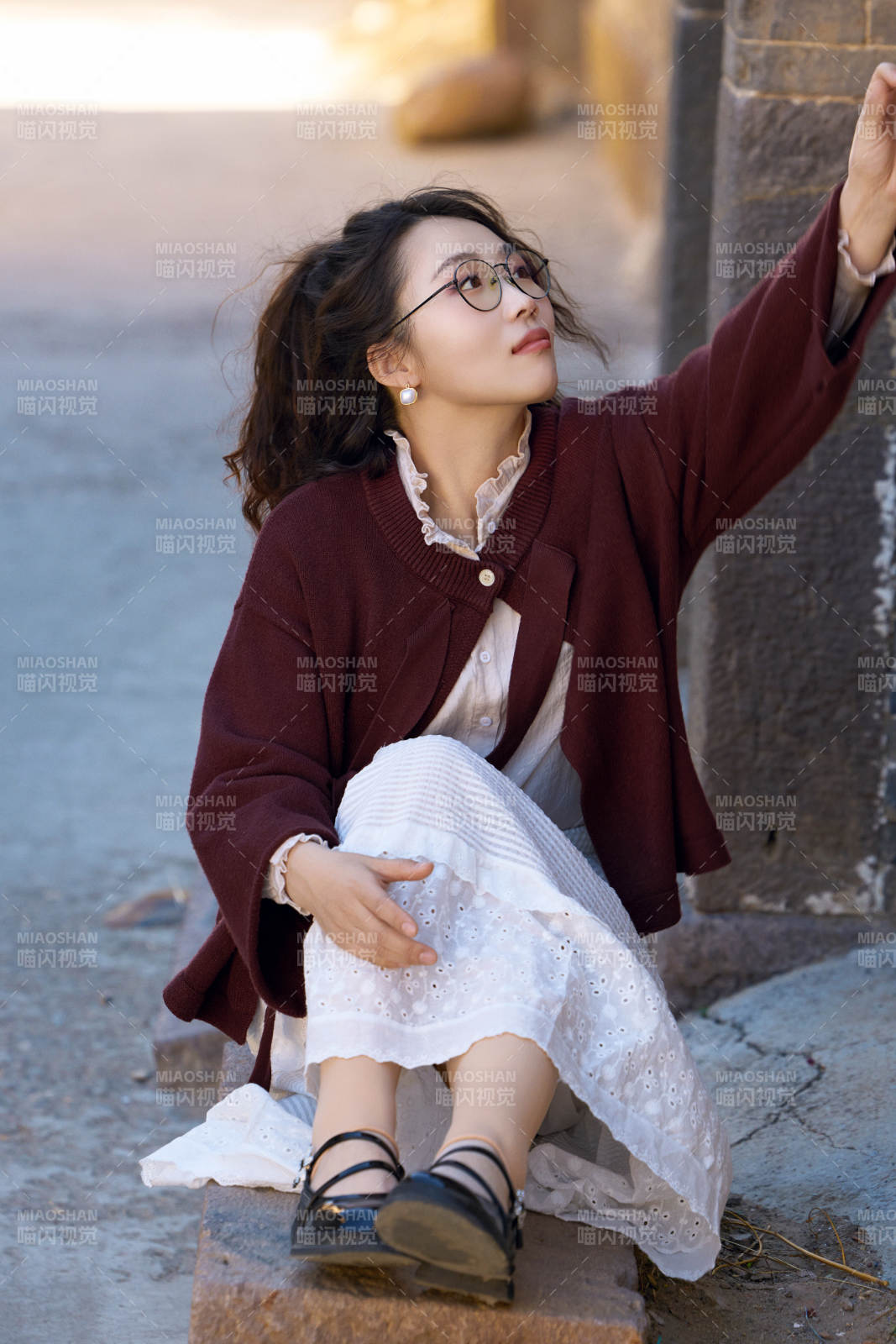 在老舊城區(qū)拍照游玩的東方美女