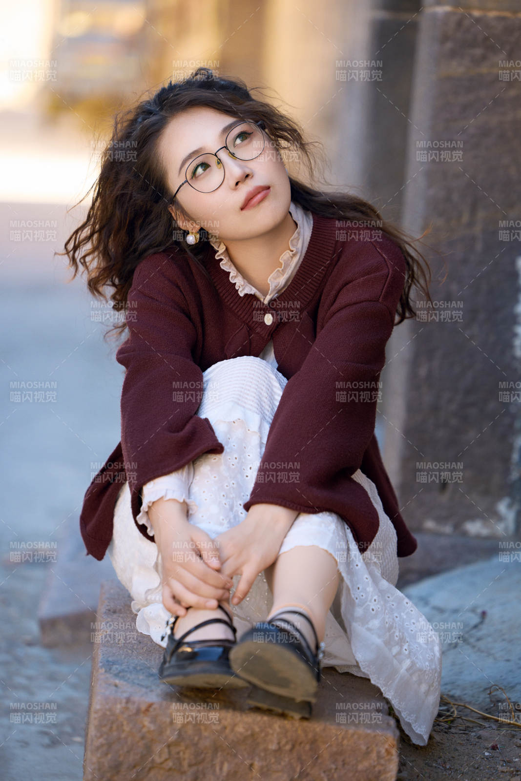 在老旧城区拍照游玩的东方美女