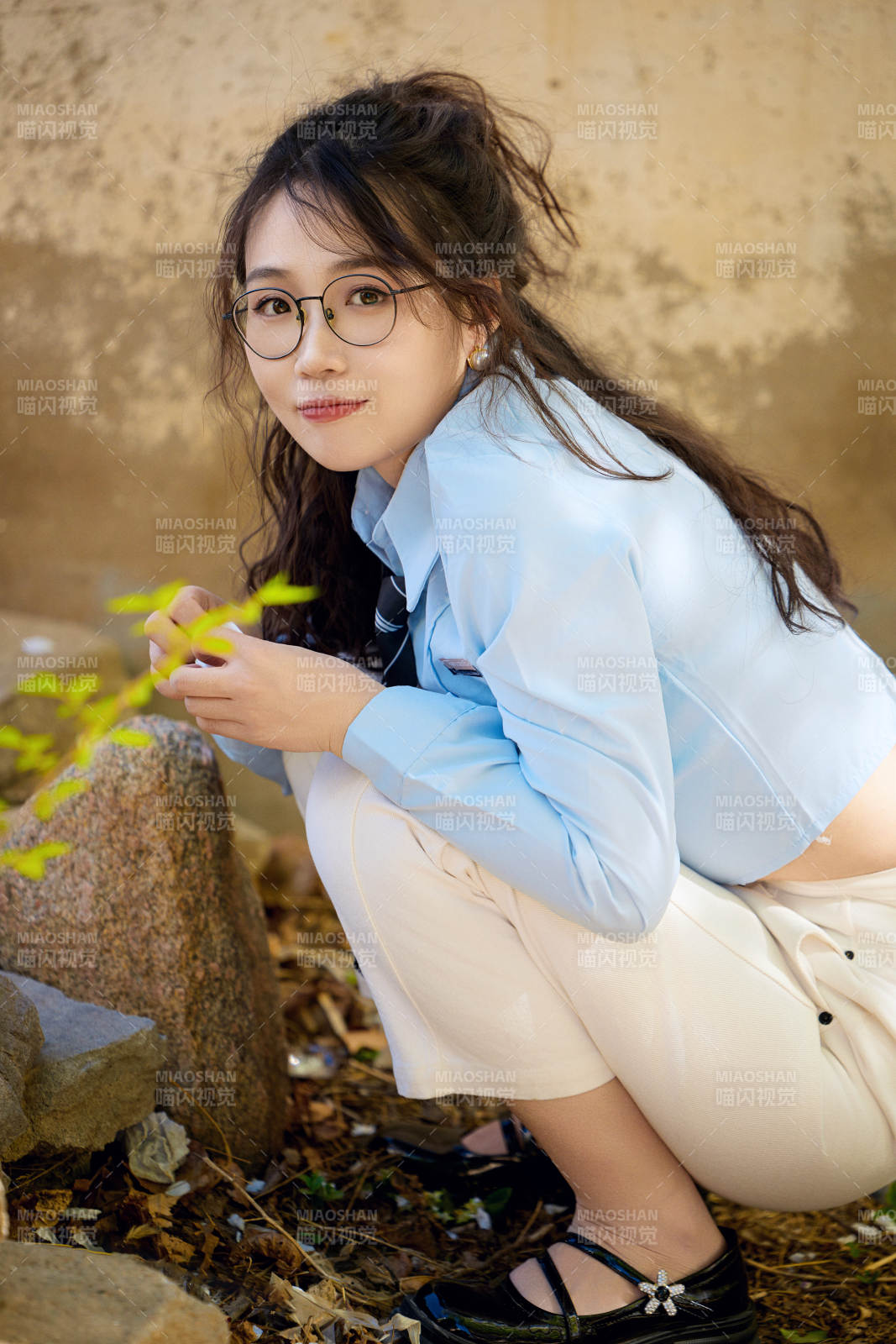 在小區(qū)里投喂流浪貓咪的東方女性