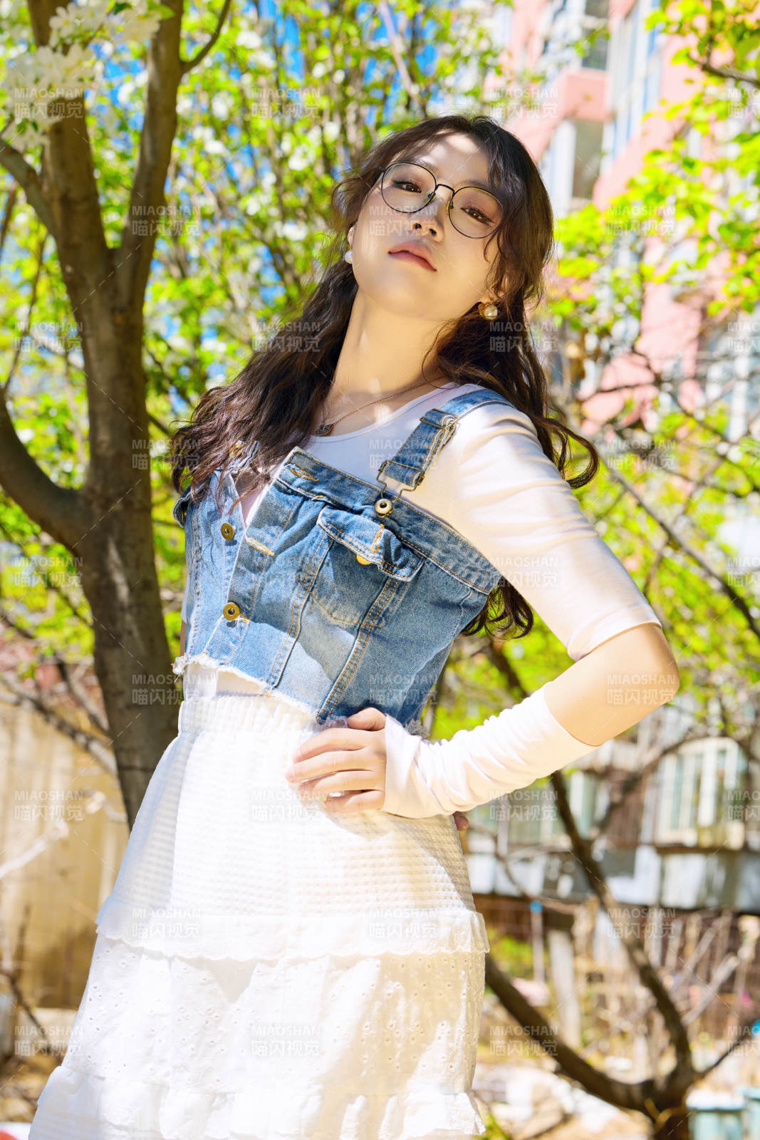 春天在梨花樹(shù)下拍照的東方美女