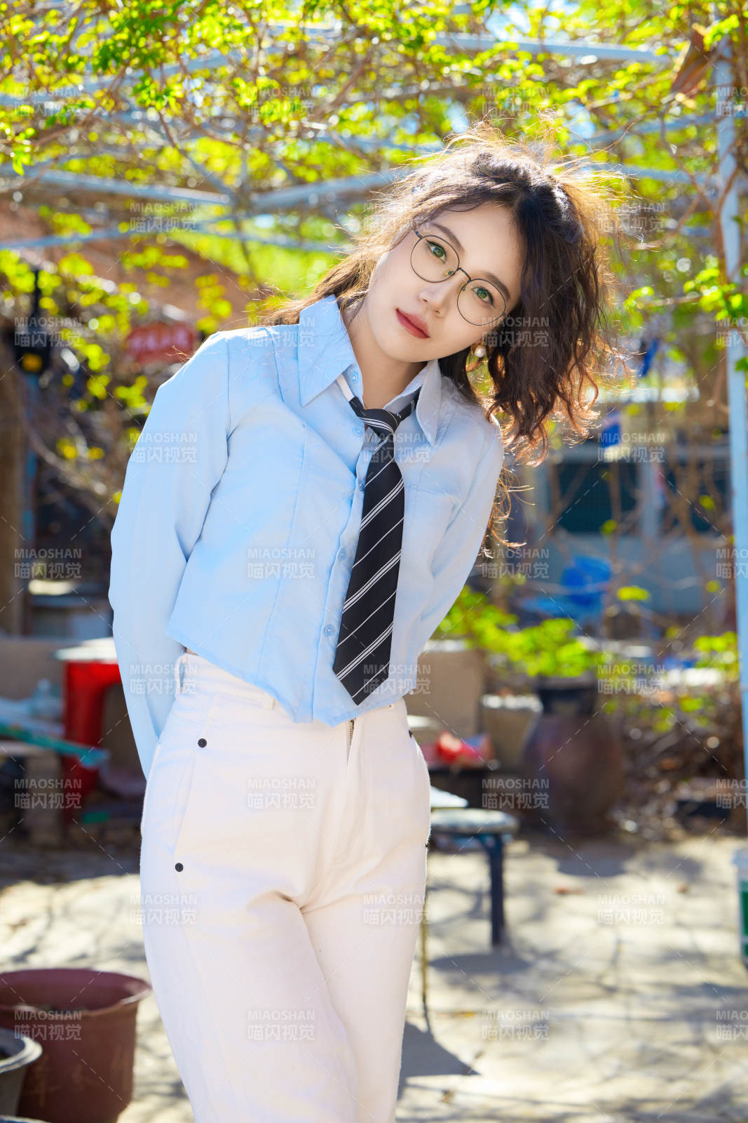 在老舊城區拍照游玩的東方美女