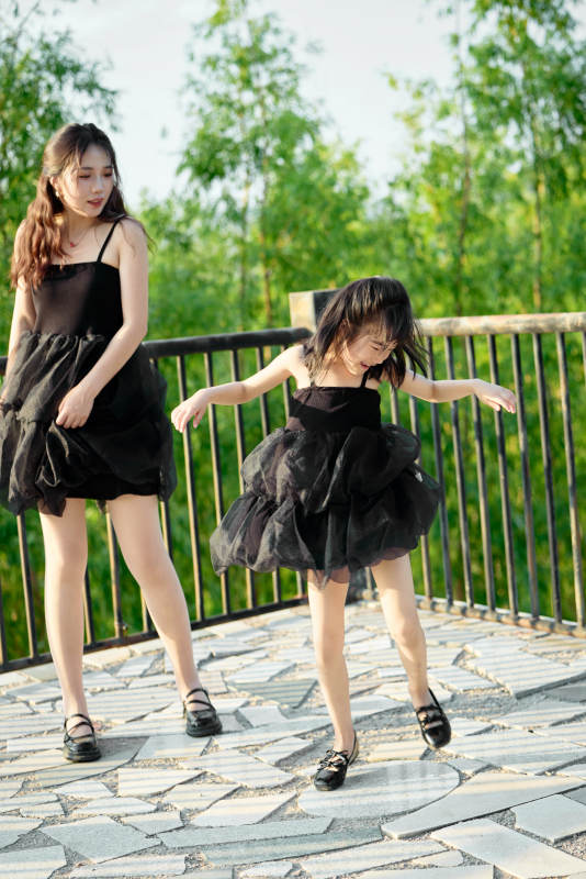 夏天在户外公园旅行游玩的亚洲母女亲子