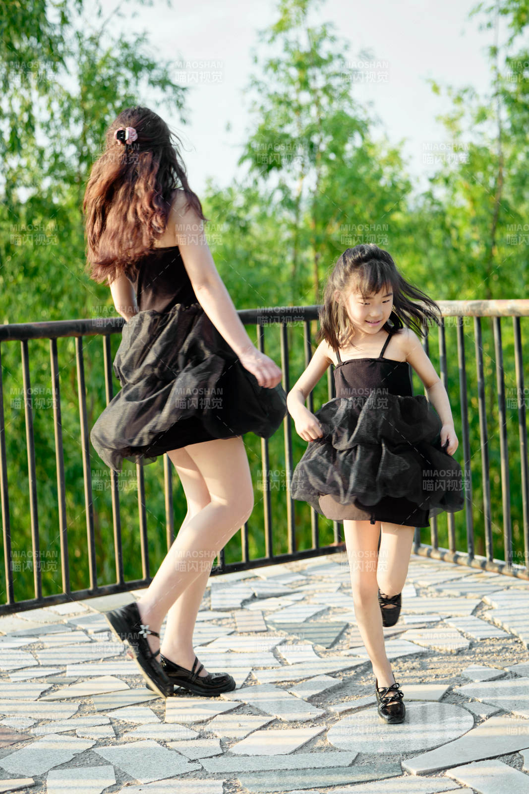 夏天在户外公园旅行游玩的亚洲母女亲子