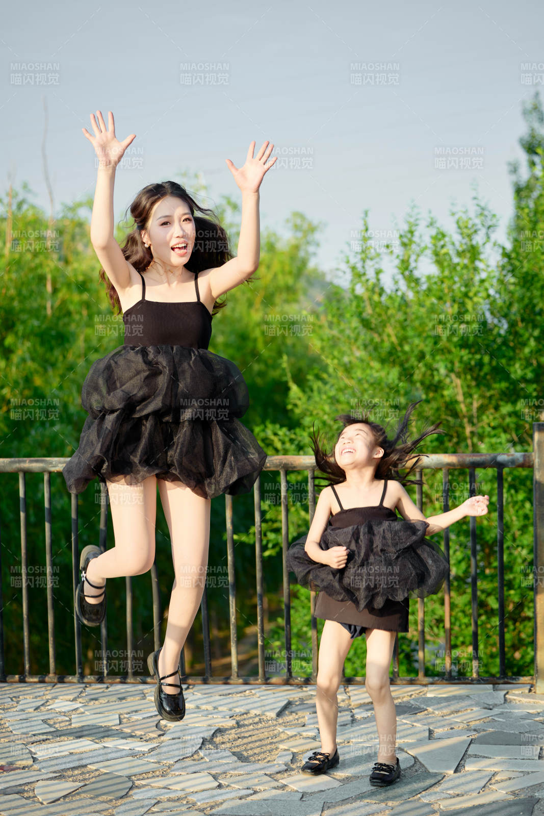 夏天在戶外公園旅行游玩的亞洲母女親子