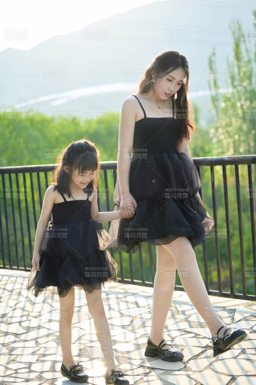 夏天在戶外公園旅行游玩的亞洲母女親子