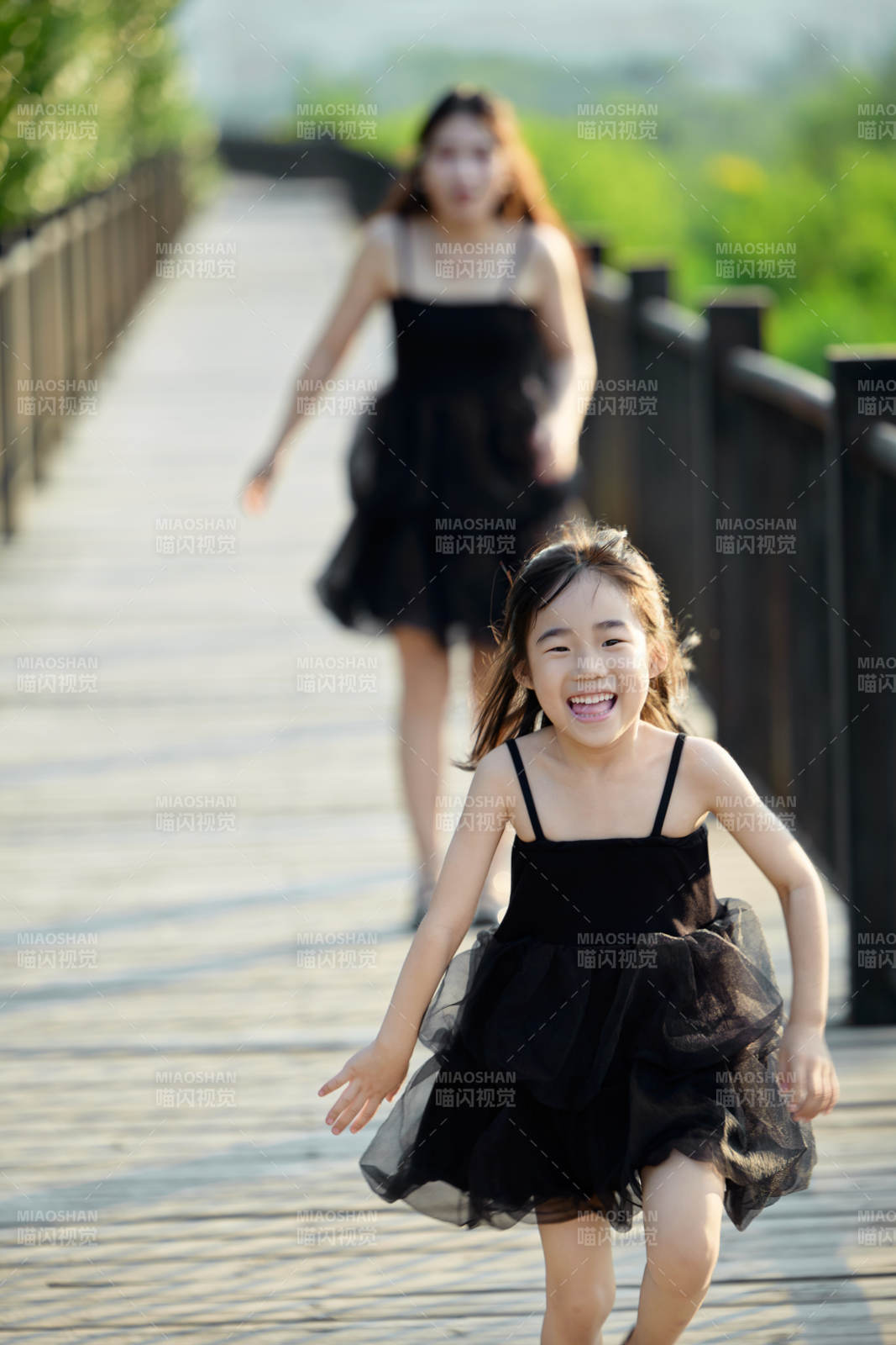 夏天在戶外公園旅行游玩的亞洲母女親子