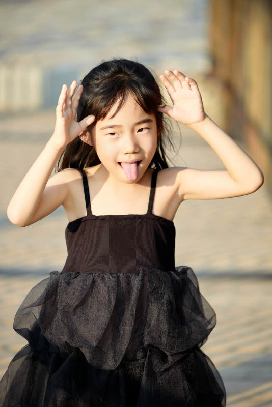 夏季在户外玩耍游玩的可爱亚洲女童