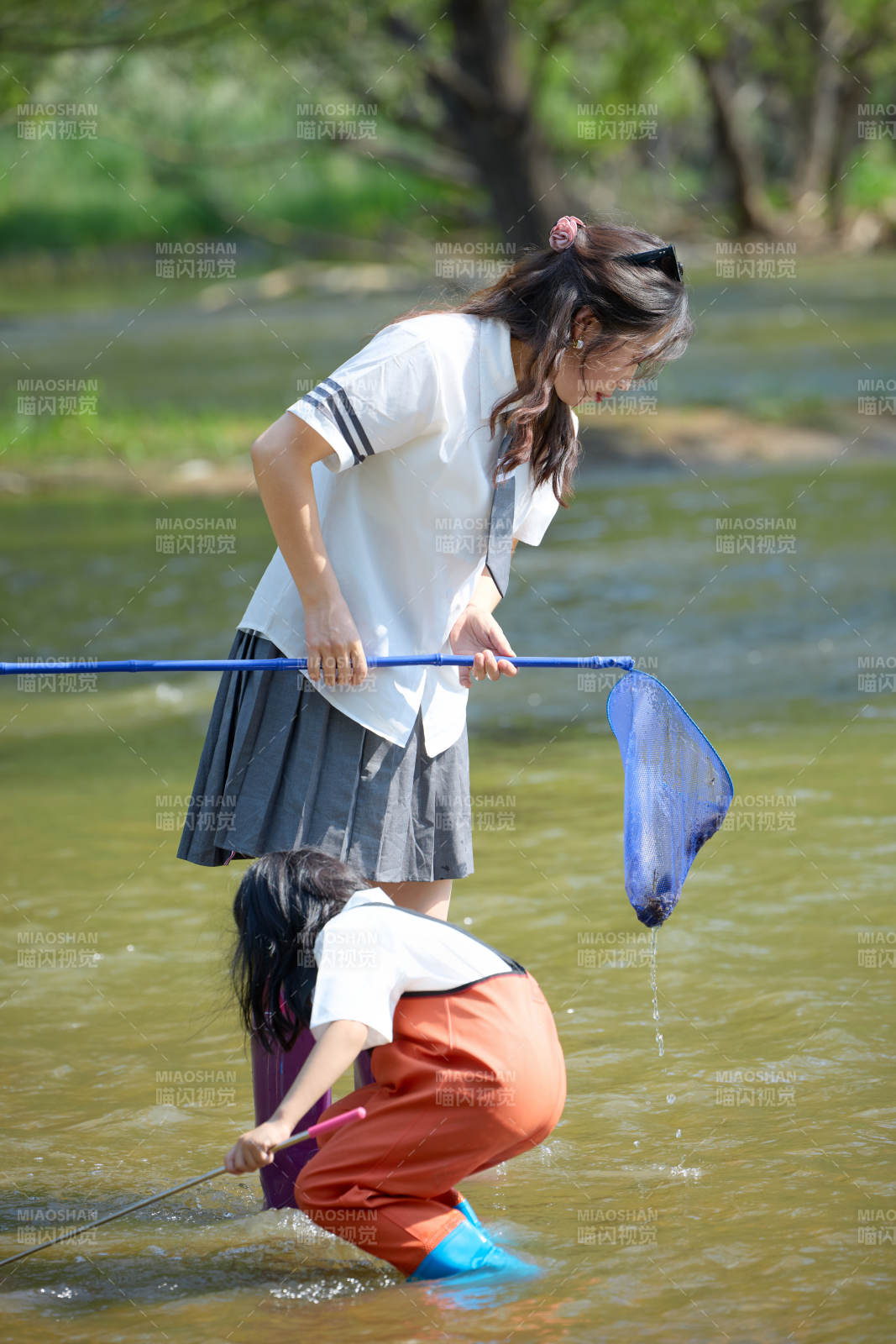 夏天在户外溪流捕捉鱼虾的母女亲子