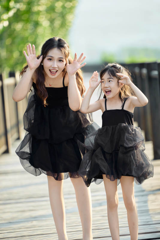 夏天在户外公园旅行游玩的亚洲母女亲子