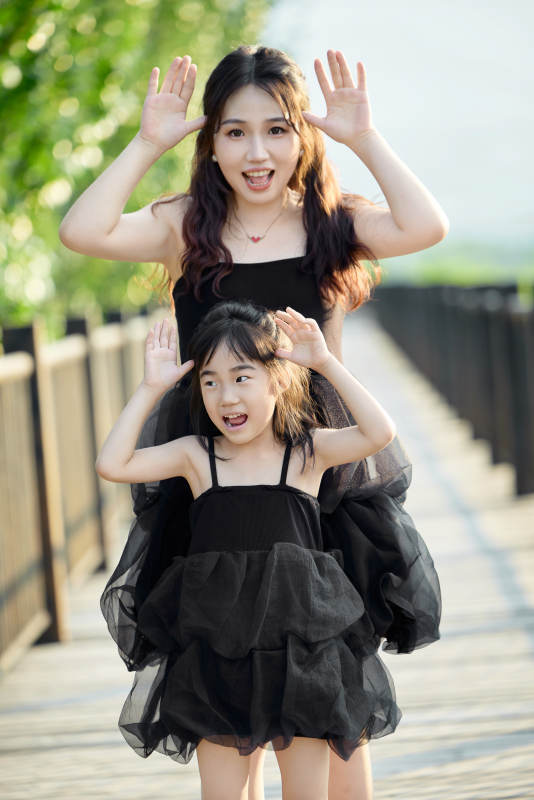 夏天在户外公园旅行游玩的亚洲母女亲子