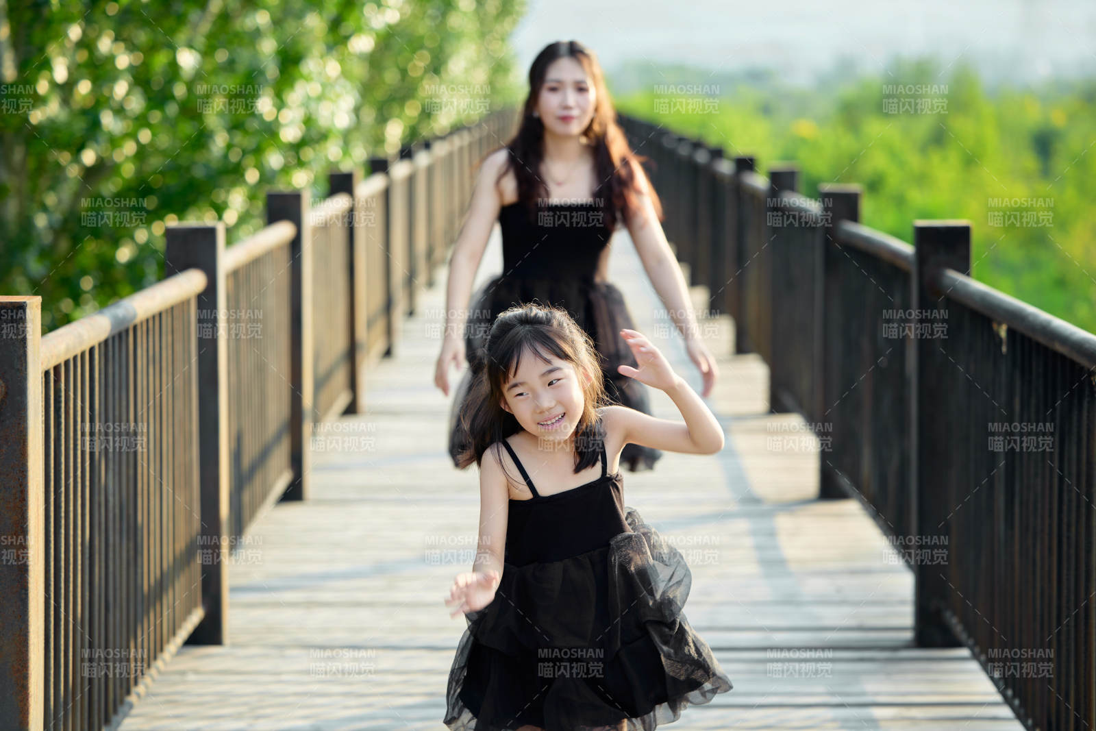 夏天在戶外公園旅行游玩的亞洲母女親子