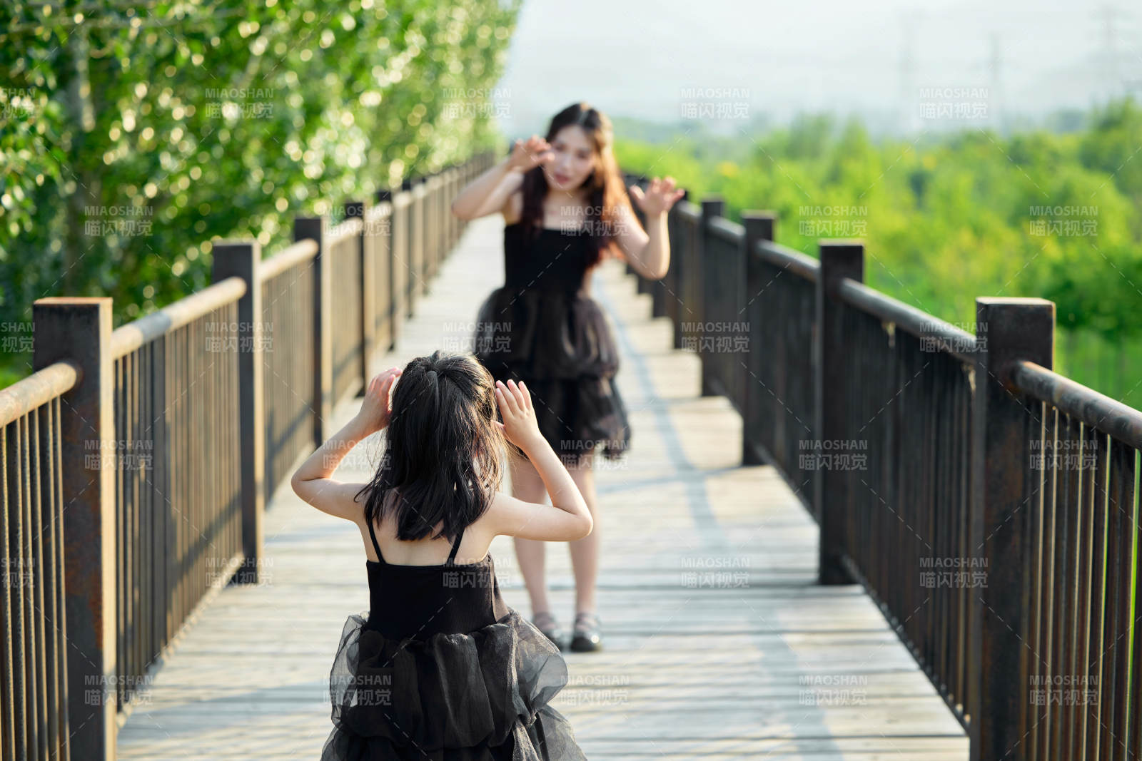 夏天在戶外公園旅行游玩的亞洲母女親子