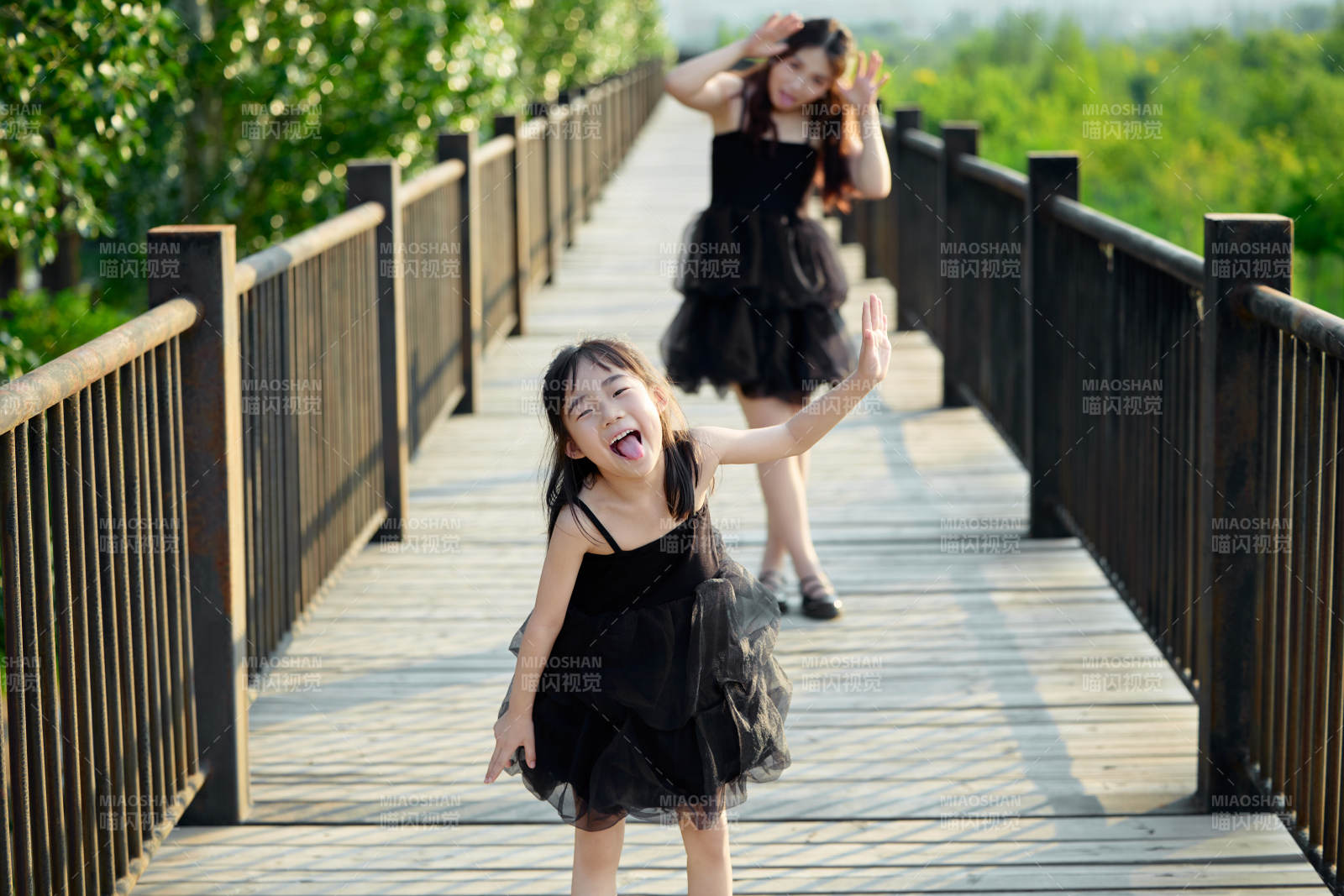 夏天在户外公园旅行游玩的亚洲母女亲子