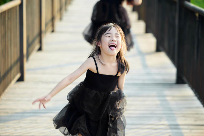 夏季在户外玩耍游玩的可爱亚洲女童