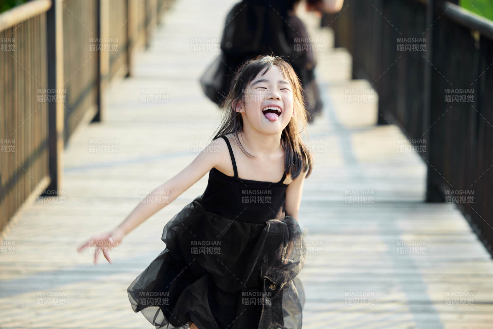 夏季在户外玩耍游玩的可爱亚洲女童