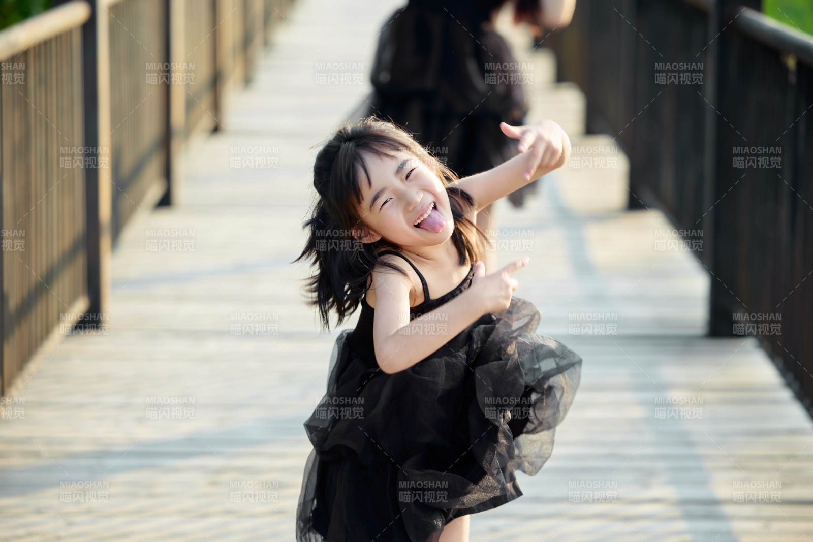 夏季在户外和妈妈玩耍游玩的可爱亚洲女童