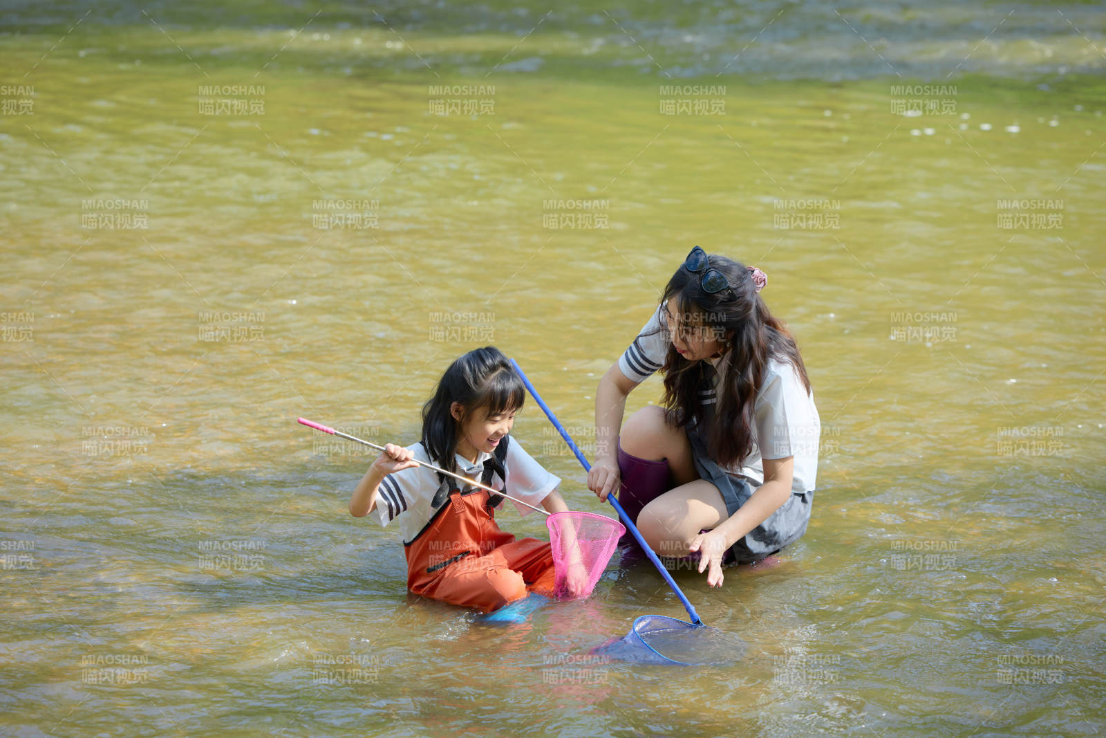 夏天在戶外溪流捕捉魚(yú)蝦的母女親子