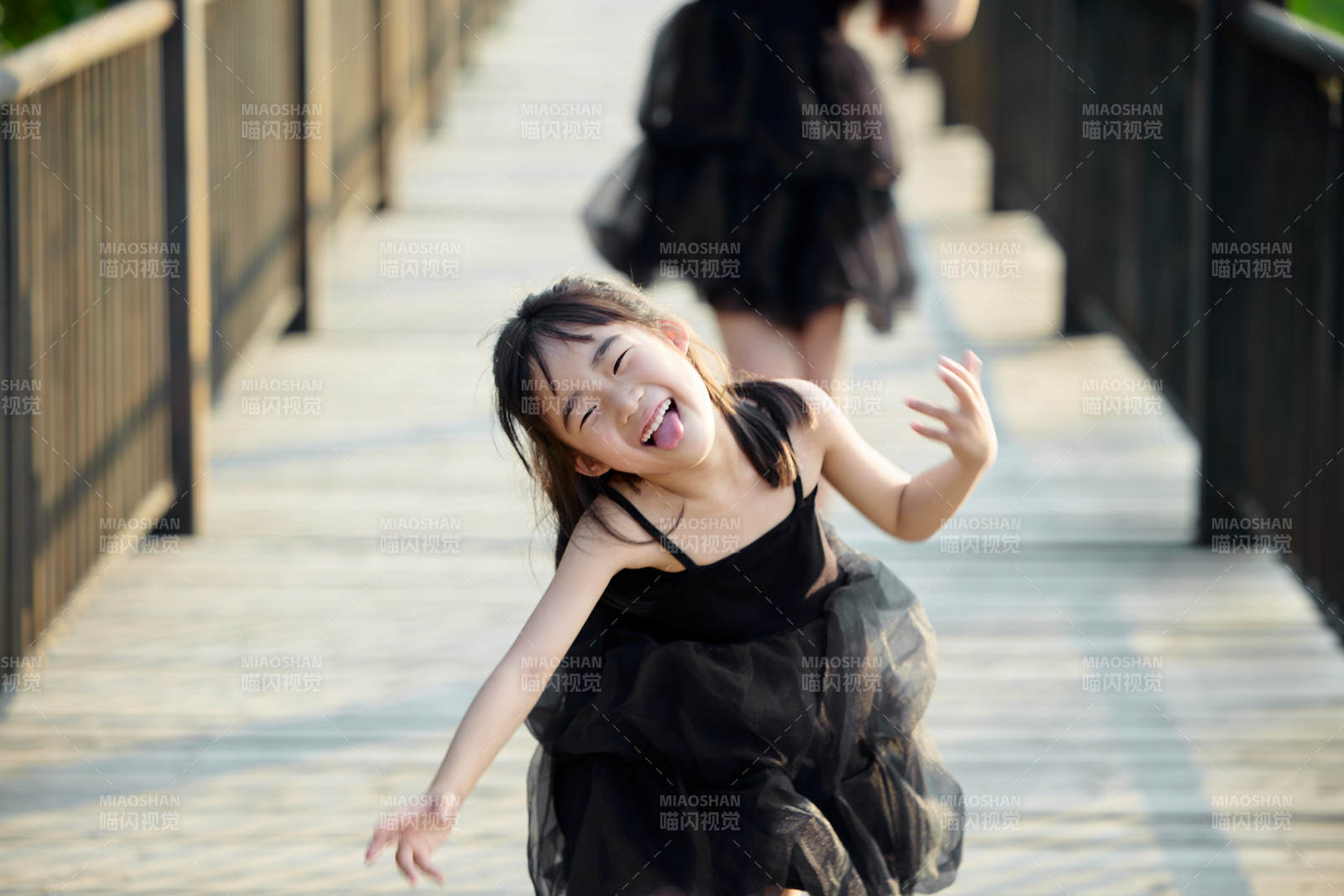 夏季在户外和妈妈玩耍游玩的可爱亚洲女童