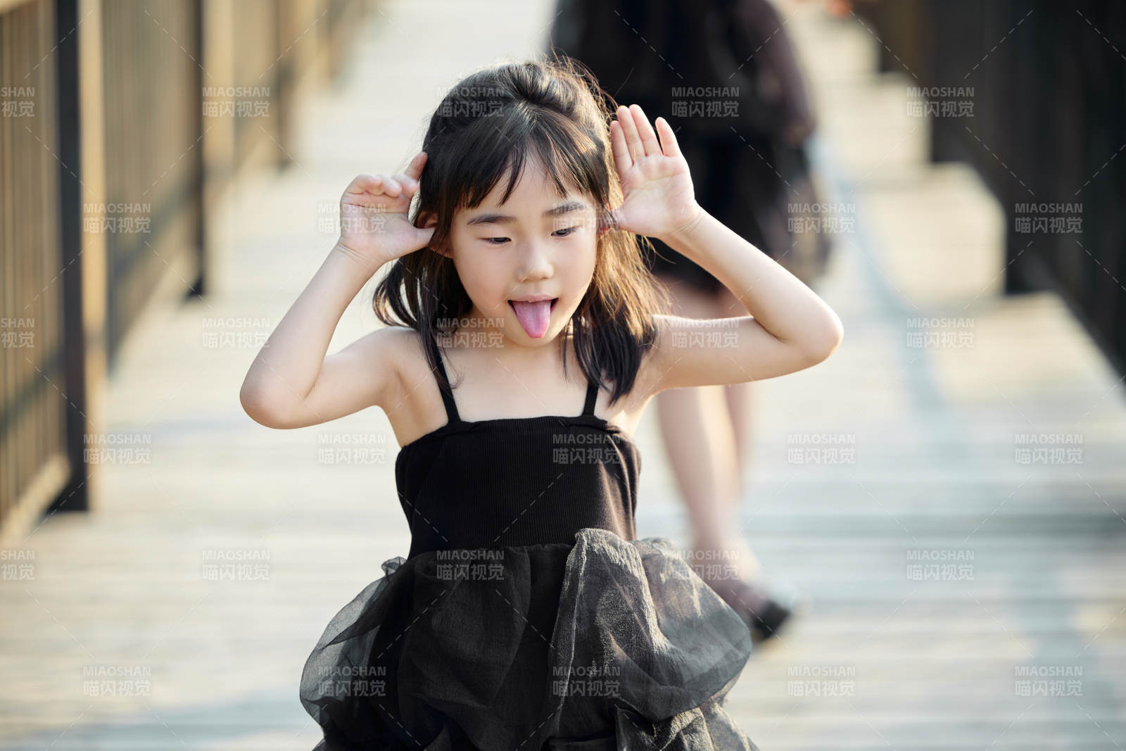 夏季在户外和妈妈玩耍游玩的可爱亚洲女童