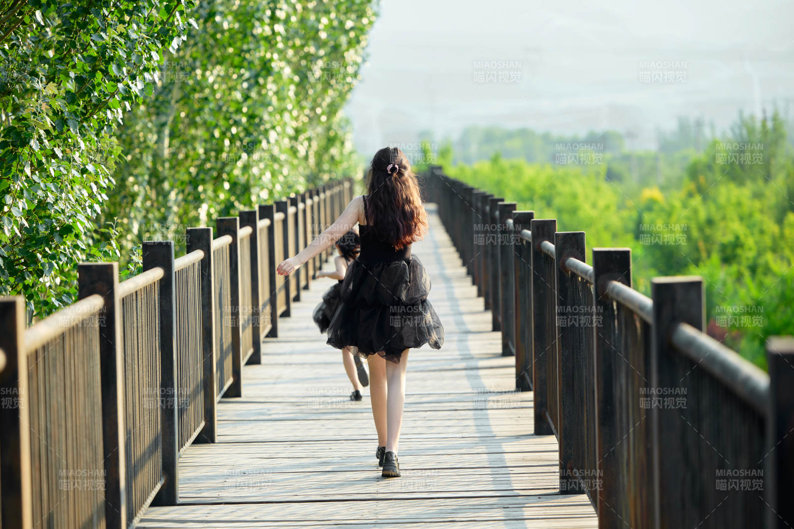 夏季在戶外和媽媽玩耍游玩的可愛亞洲女童