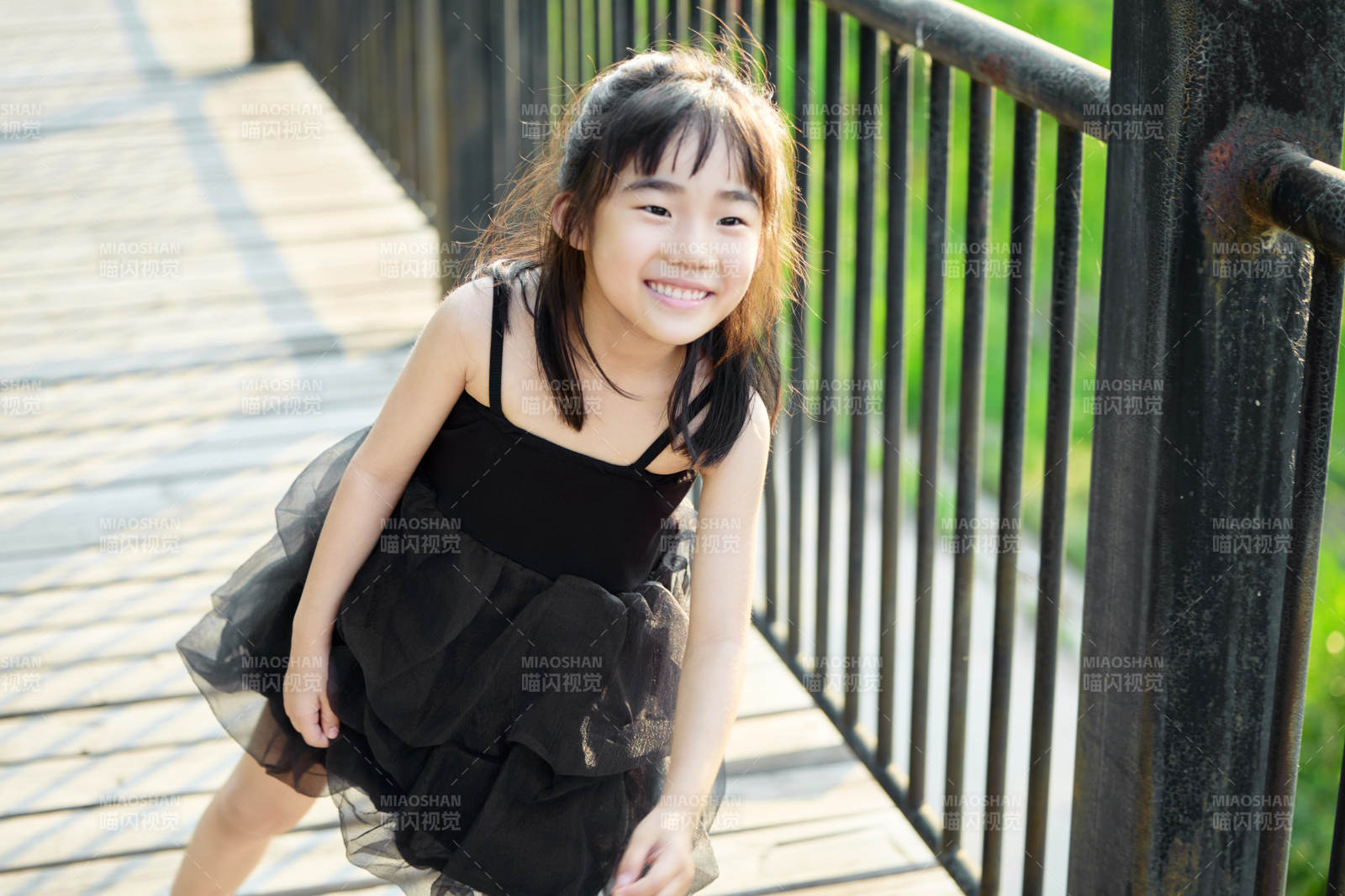 夏季在户外和妈妈玩耍游玩的可爱亚洲女童