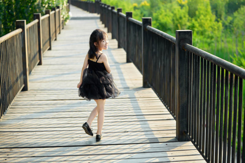 夏季在户外和妈妈玩耍游玩的可爱亚洲女童