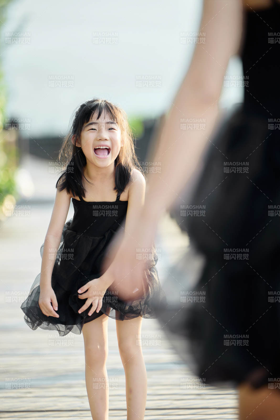 夏季在戶外和媽媽玩耍游玩的可愛亞洲女童