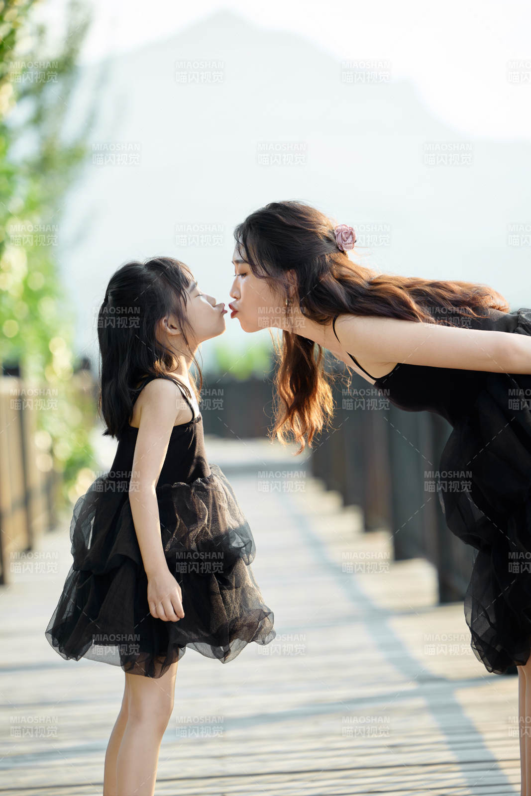 夏天在戶外公園旅行游玩的亞洲母女親子