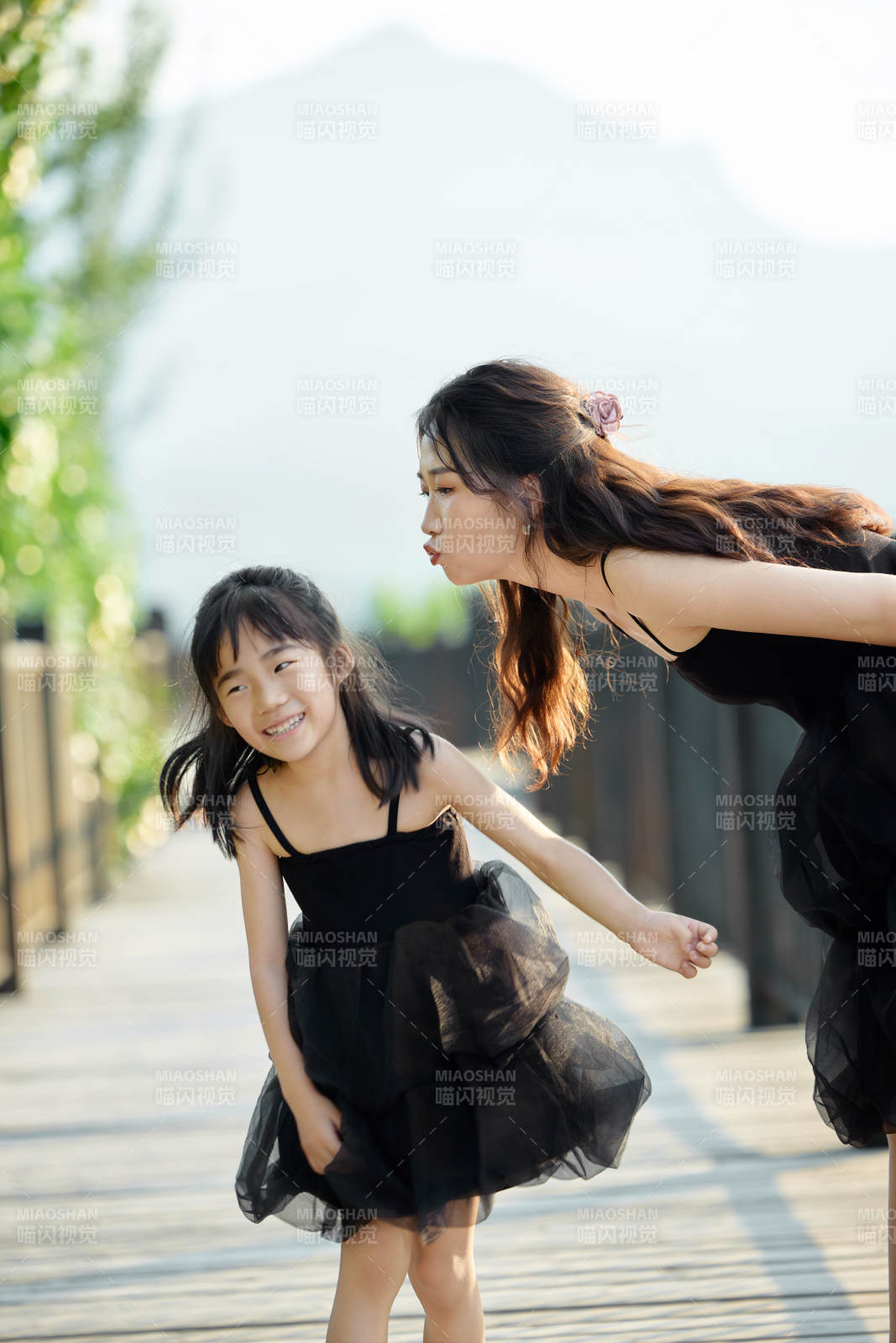 夏天在戶外公園旅行游玩的亞洲母女親子