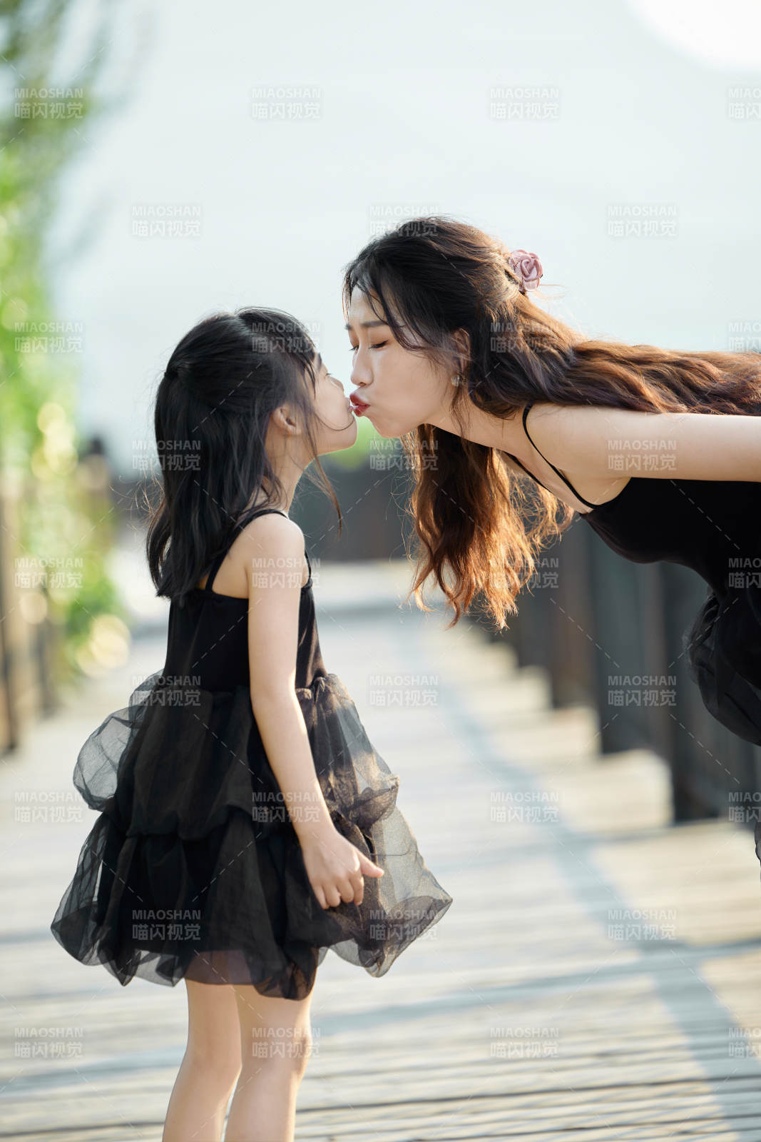 夏天在戶外公園旅行游玩的亞洲母女親子