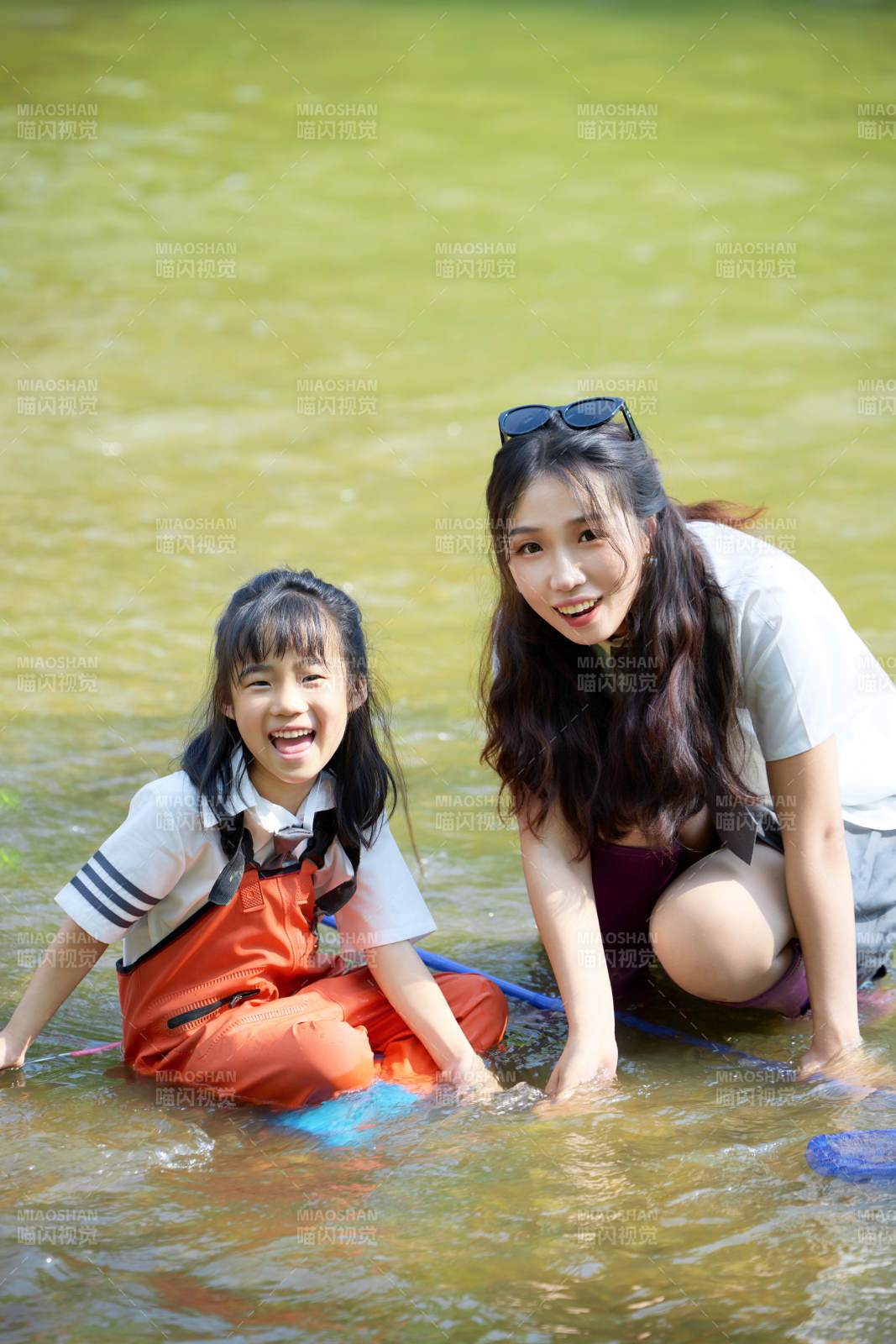 夏天在户外公园吃西瓜的亚洲母女亲子