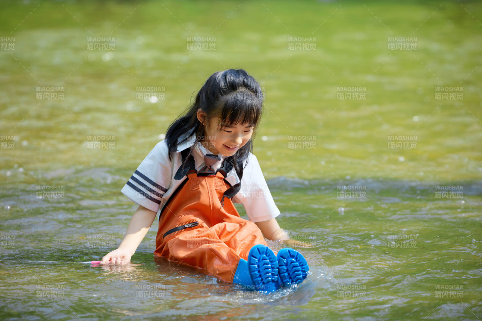 在溪流玩耍捕鱼的可爱亚洲女童