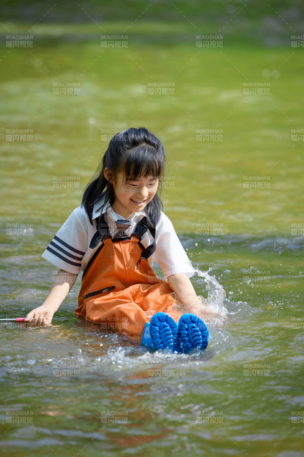 在溪流玩耍捕鱼的可爱亚洲女童