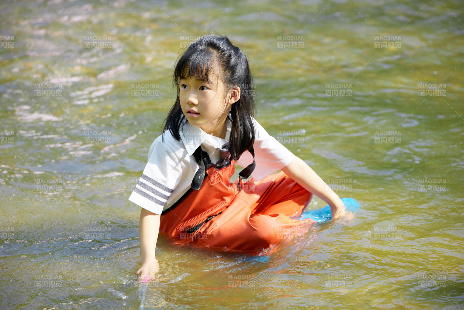 在溪流玩耍捕魚的可愛亞洲女童