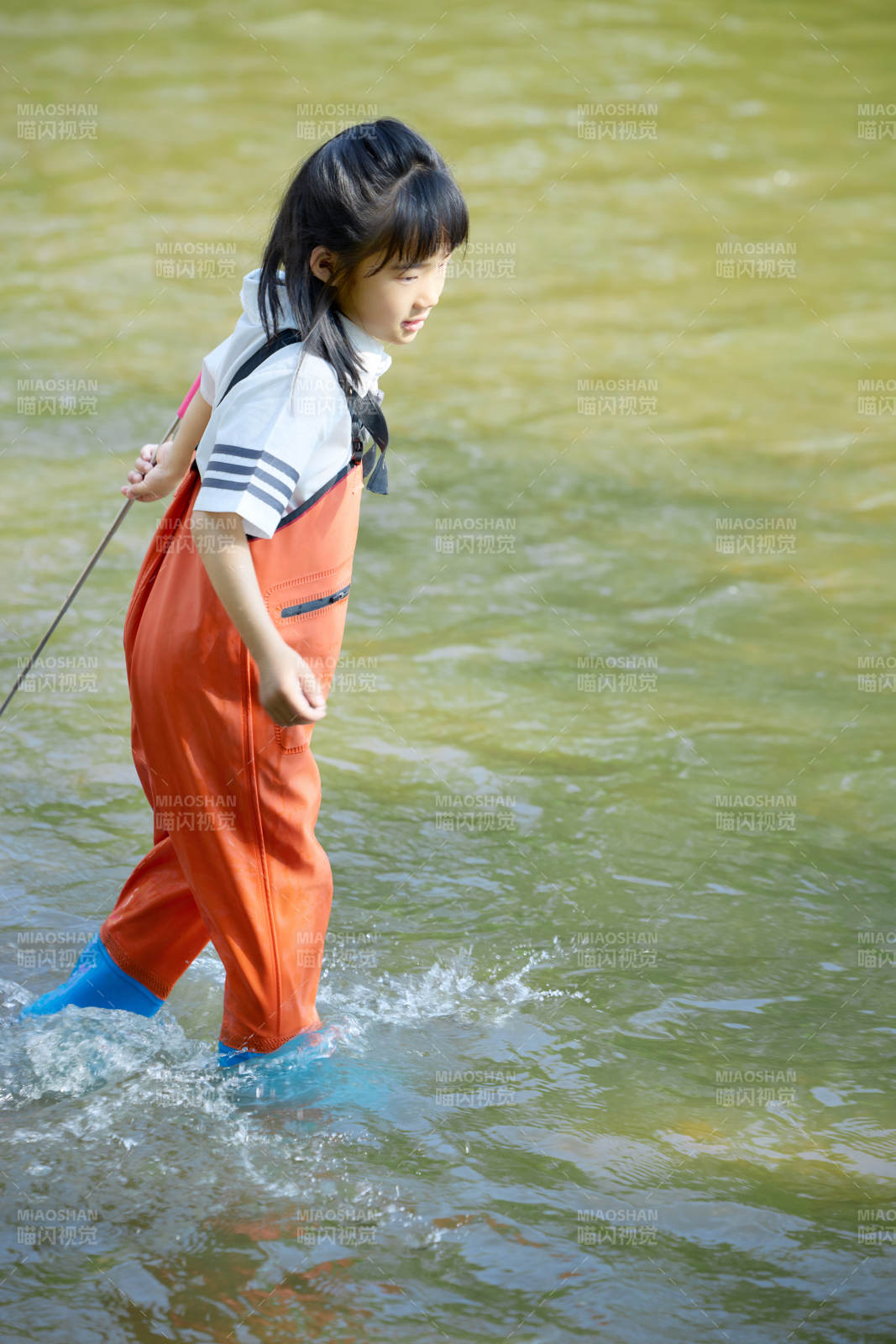 在溪流玩耍捕魚的可愛亞洲女童